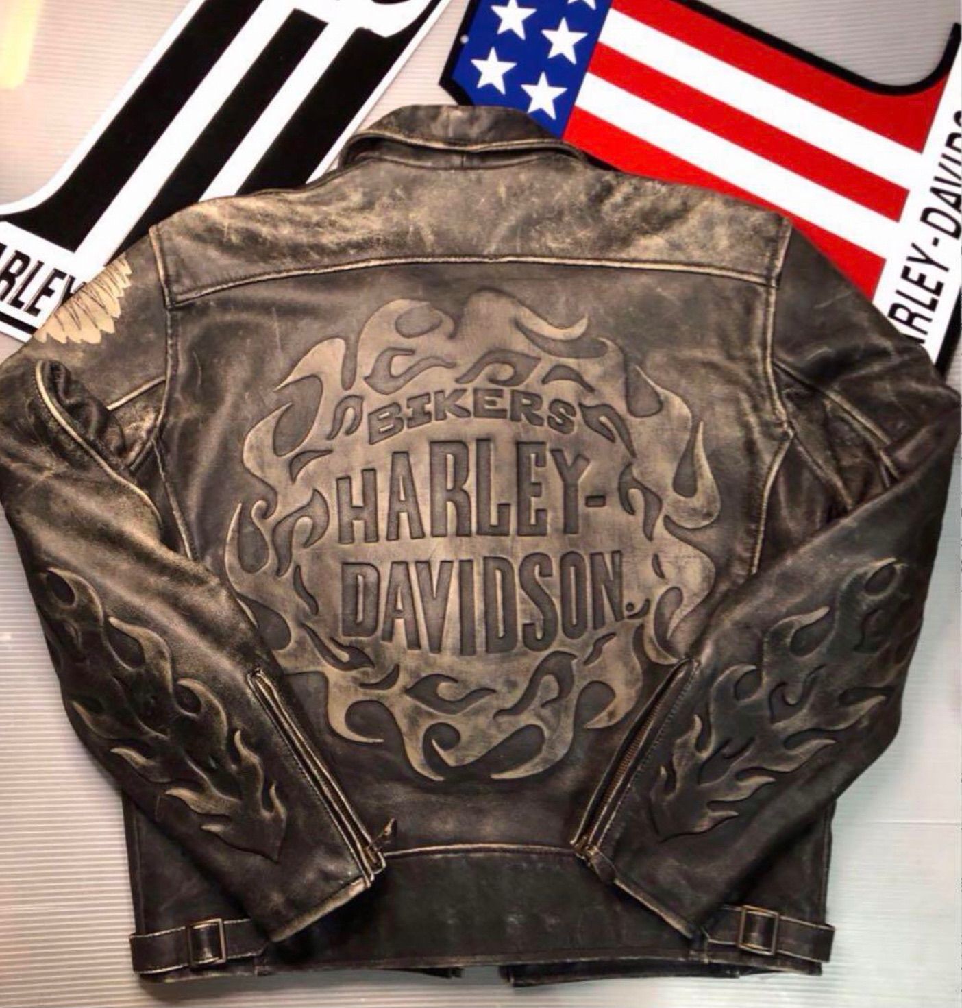 HARLEY DAVIDSON ハーレーダビッドソン 【稀少モデル！入手困難】3Dエンボス！ハーレーダビッドソン ライダースジャケット☆カウ・ハイド・レザー・背面大型立体ロゴと両袖のファイヤー模様の立体エンボスは最高にクールです！ネイティブ模様も追加！☆  - メルカリ