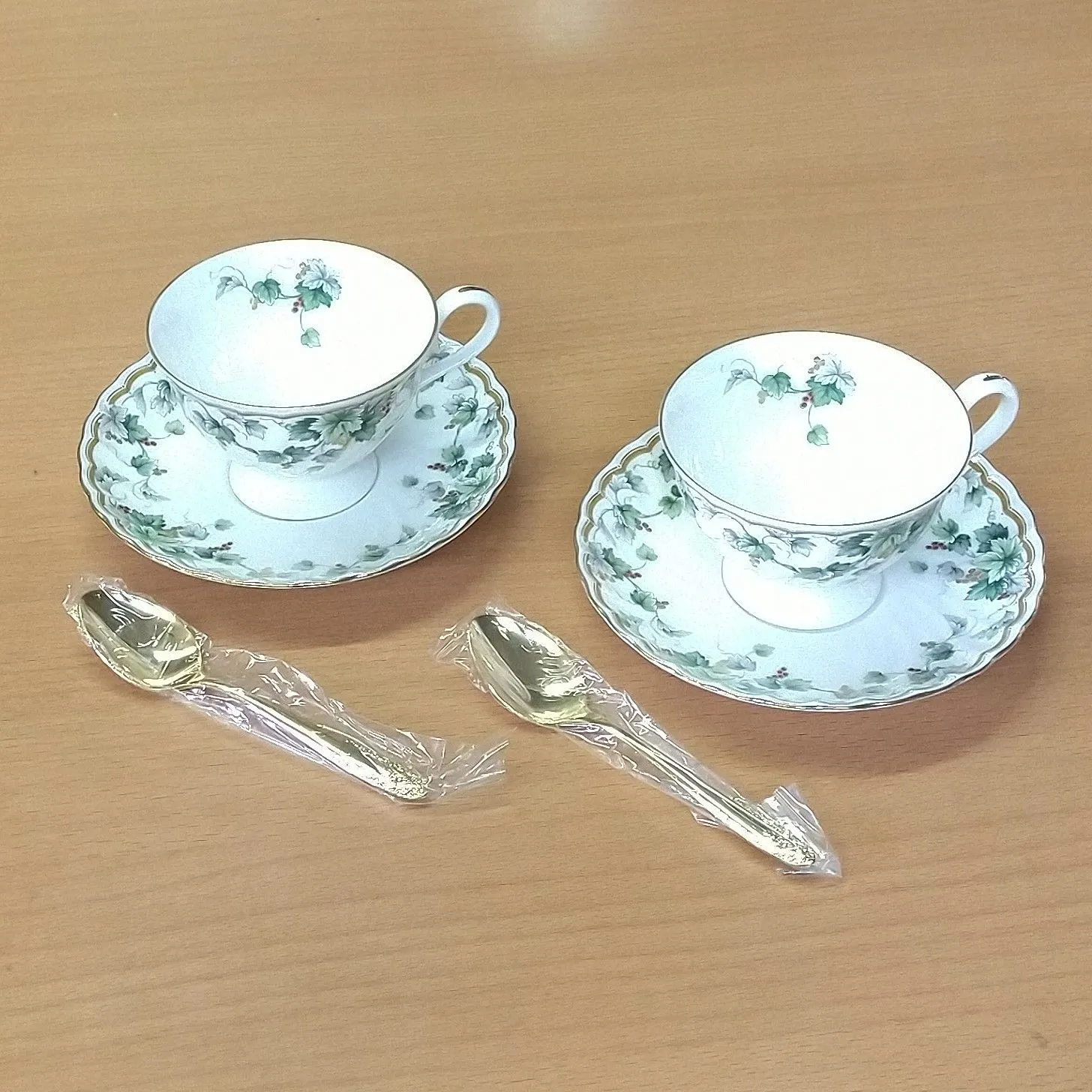 アラビア ルノ フロストベリー ティーカップ＆ソーサー2客セット