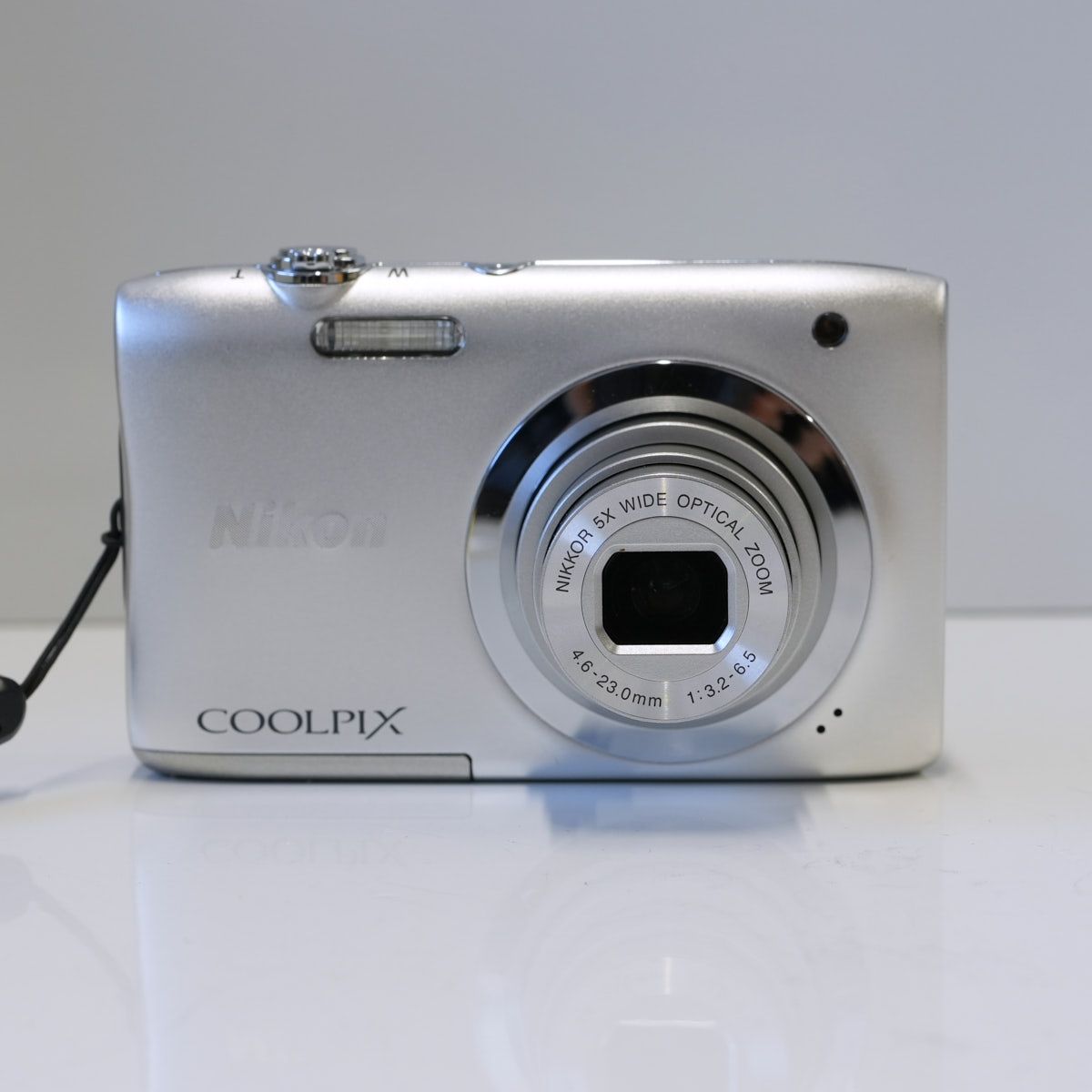 Nikon COOLPIX A100 USED美品 デジタルカメラ 本体+バッテリー 2005万 