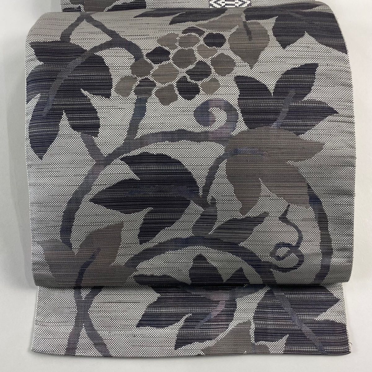 名古屋帯 名品 八寸名古屋帯 松葉仕立て 本場筑前博多織 帯正謹製 葡萄唐草 灰色 正絹