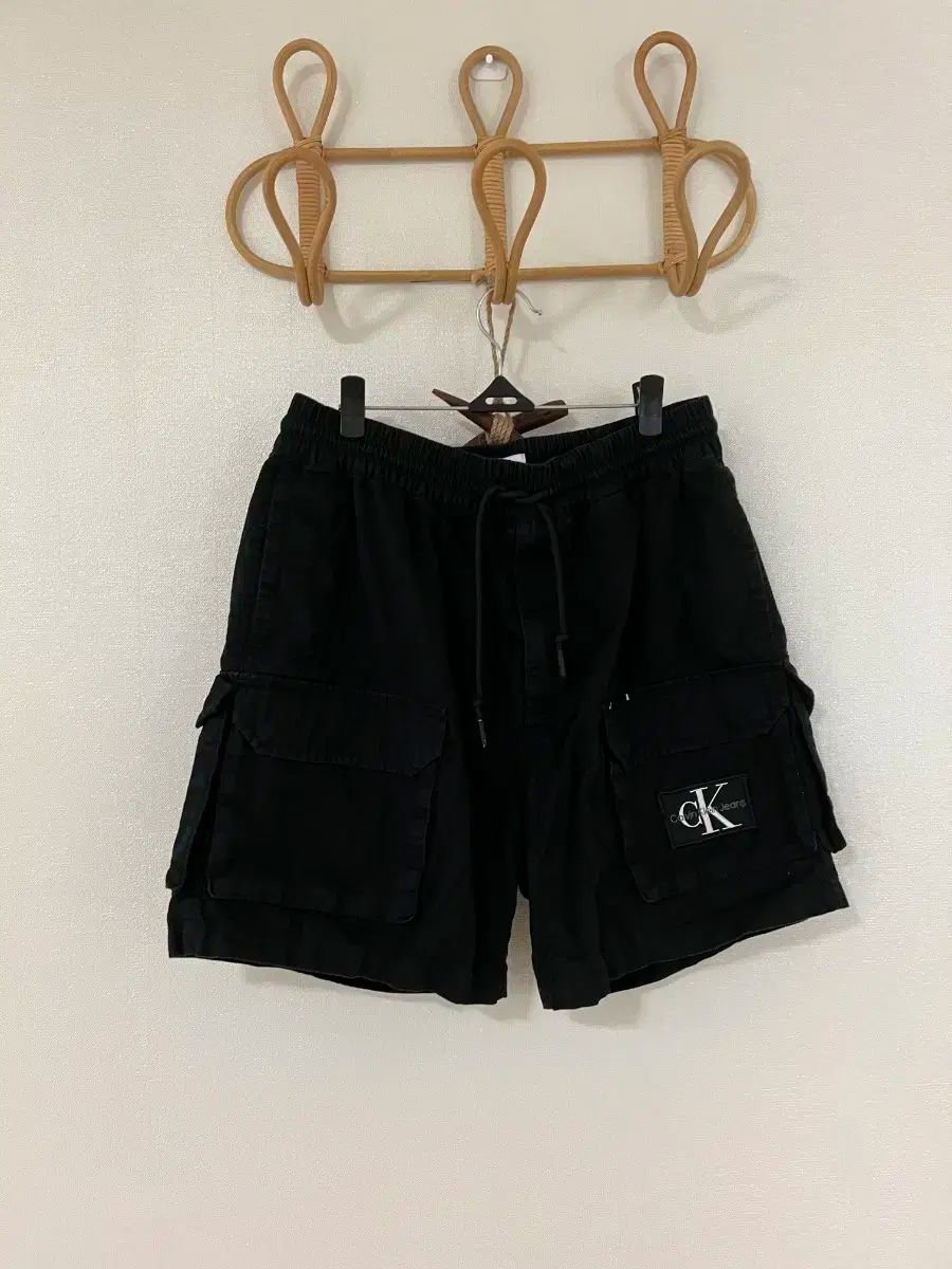 【雷市場（ポンジャン）商品韓国直送】Calvin Klein(カルバ・ンクライン) チョングク カーゴ ハーフパンツ ck