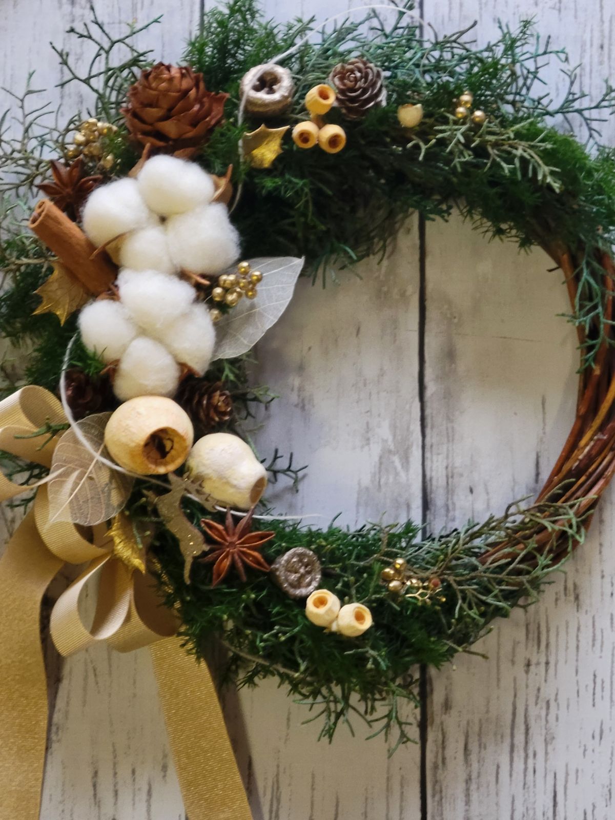 クリスマス リース 木の実とトナカイのハーフムーンリース - メルカリ