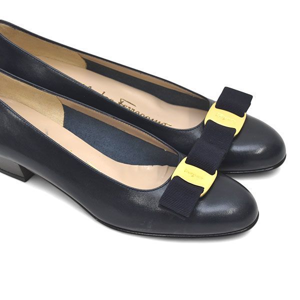 美品■サルヴァトーレフェラガモ　ヴァラリボン　パンプス　アーモンドトゥ　22.5 新品♪サルヴァトーレフェラガモ ヴァラリボン アーモンドトゥ