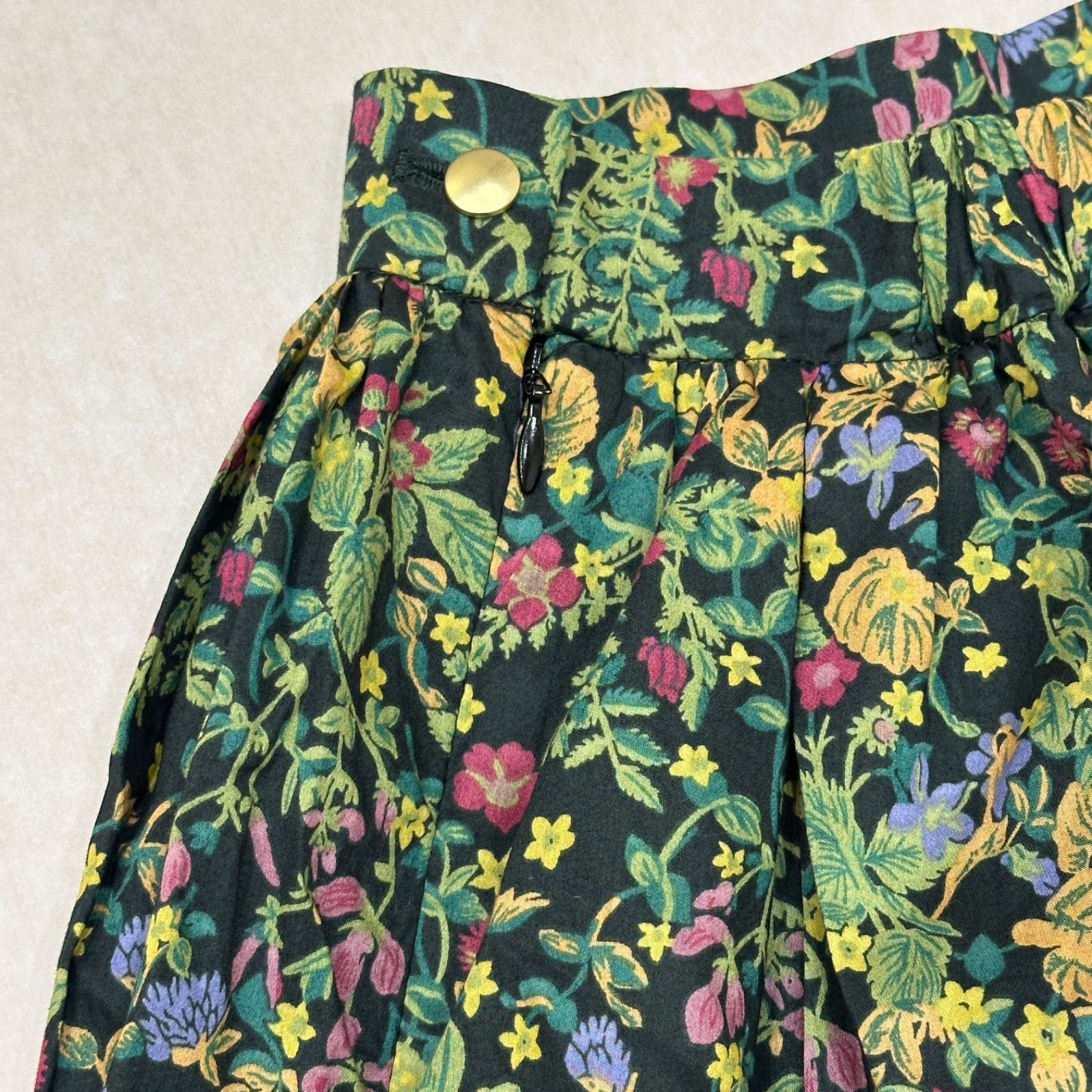 ⭐︎テチチ　リバティ単色小花柄スカート　M size⭐︎ 美品】テチチ リバティ 花柄 スカート Te chichi liberty フレア