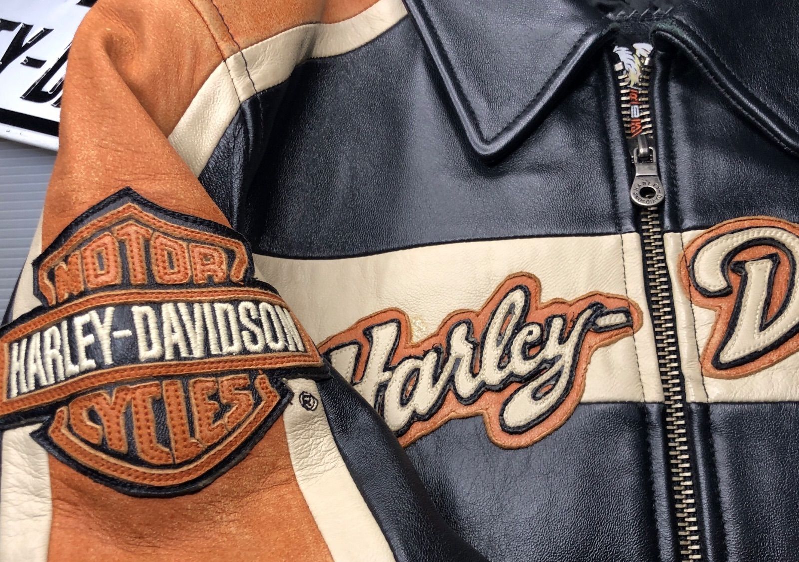 HARLEY DAVIDSON  ハーレーダビッドソン  【稀少！前後立体大型革刺繍・完売モデル！入手困難】★ 非常に柔らかく厚手の羊革ゴートスキンレザー・ソフト・グレインの本革製ジャケット