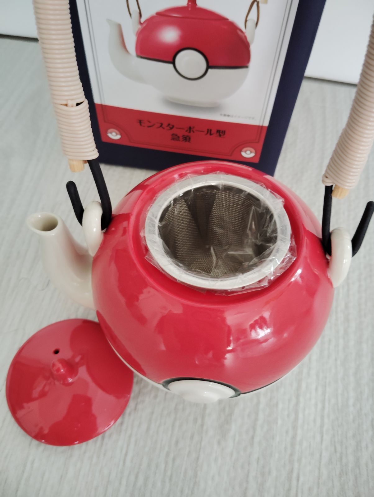 ポケモン　モンスターボール型の急須　新品未開封 ポケモン モンスターボール型 急須 モンスターボールデザイン 陶器
