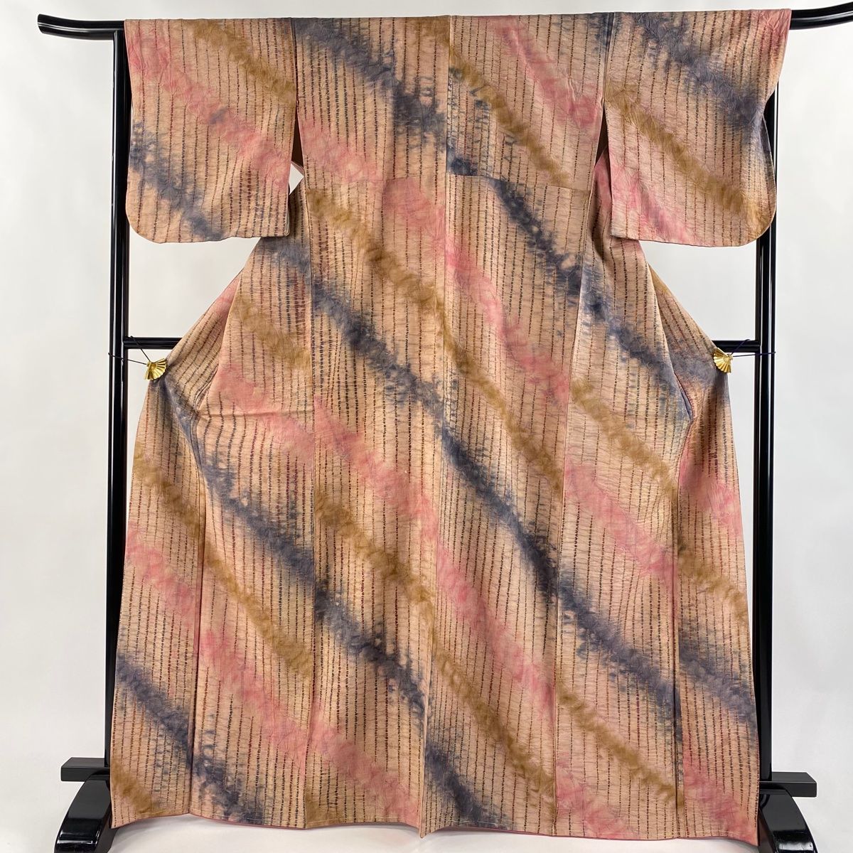 小紋 身丈167.5cm 裄丈66cm M 袷 紬地 縦縞 幾何学模様 絞り ピンクベージュ 正絹 秀品