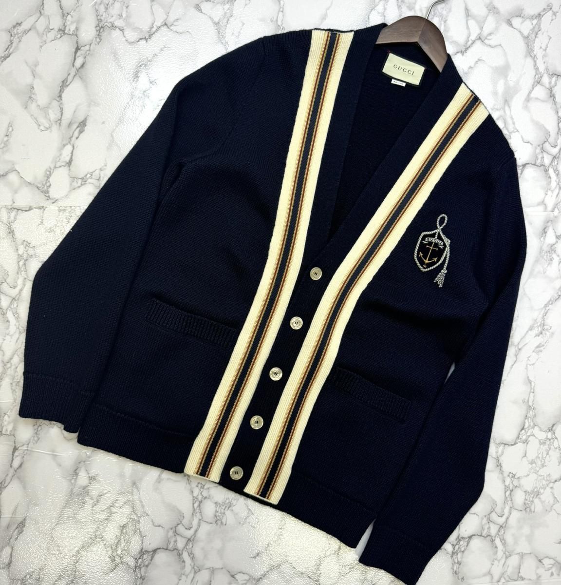 グッチ 未使用級 カーディガン ネイビー ロゴワッペン ウール Italy 中古】 GUCCI （グッチ） 厚手 ウール ｶｰﾃﾞｨｶﾞﾝ メンズ衣類