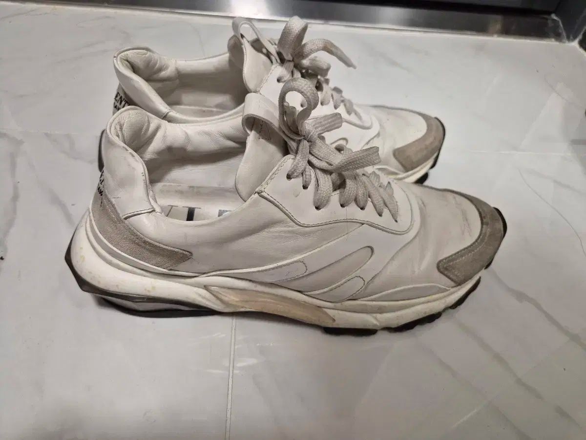 【雷市場（ポンジャン）商品韓国直送】 正規品 VALENTINO(ヴァレンティノ) スニーカーズ 43