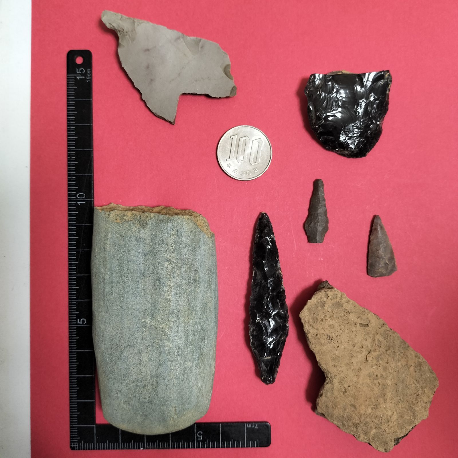 石器セット(出土品)磨製石斧、石槍2、石匙、石鏃2プラス土器片