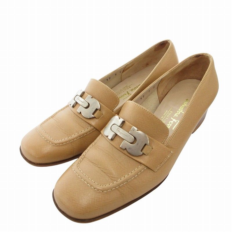Ferragamo フェラガモ スクエアトゥパンプス メタルバッジ付 ベージュ Ferragamo フェラガモ スクエアトゥパンプス メタルバッジ付