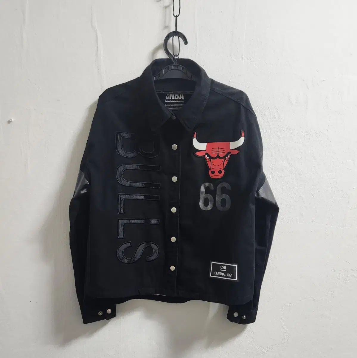 ferr ） NBA シカゴ ブルズ 黒 デニム トラッカー ジャケット
