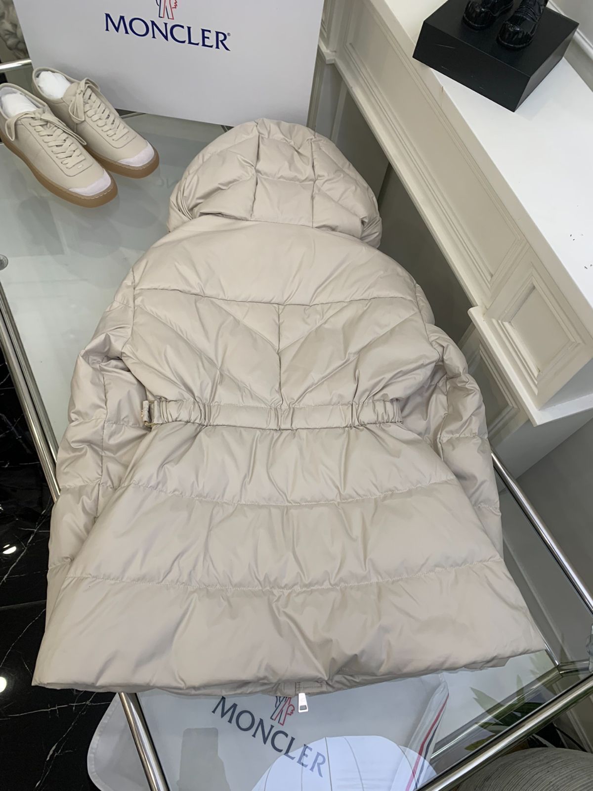 新品 正規品 モンクレール ベージュ チノパン V字型バックポケット 48 MONCLERモンクレール ベージュグレーのフード付きv縫い糸