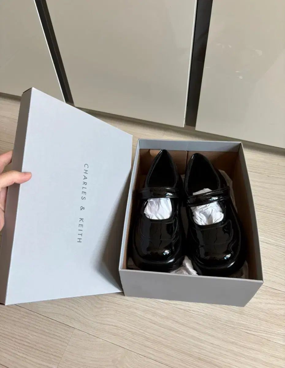 CHARLES - KEITH チャールズアンドキース ルーニー エナメル ナ ヨン 靴