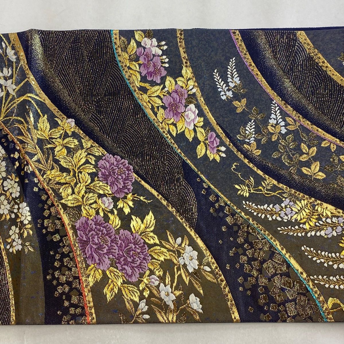 バイセル 着物 美品 名品 袋帯 灰白 じゅらく帝王紫 草花 菊 霞 金糸 銀糸 箔 お太鼓柄 正絹 ☆☆☆☆ 名古屋帯 逸品 落款あり 縞猫 金糸 灰紫 お太鼓柄 正絹 中古 袋帯 逸品