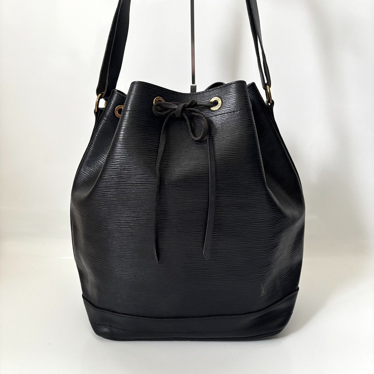 【LOUIS VUITTON】ルイヴィトン『エピ ノエ』黒　ショルダーバッグ LOUIS VUITTON ルイヴィトン エピ ノエ ショルダーバッグ 黒 ヴィトン