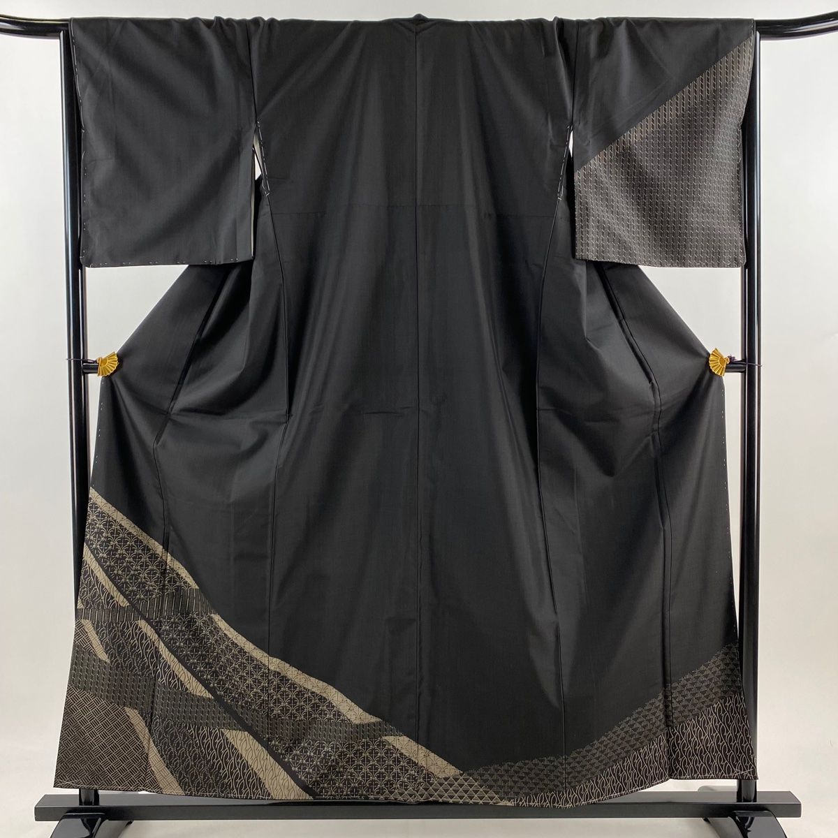 付下げ 身丈158cm 裄丈67cm M 袷 大島紬 純泥染 証紙 幾何学 墨色 正絹 名品