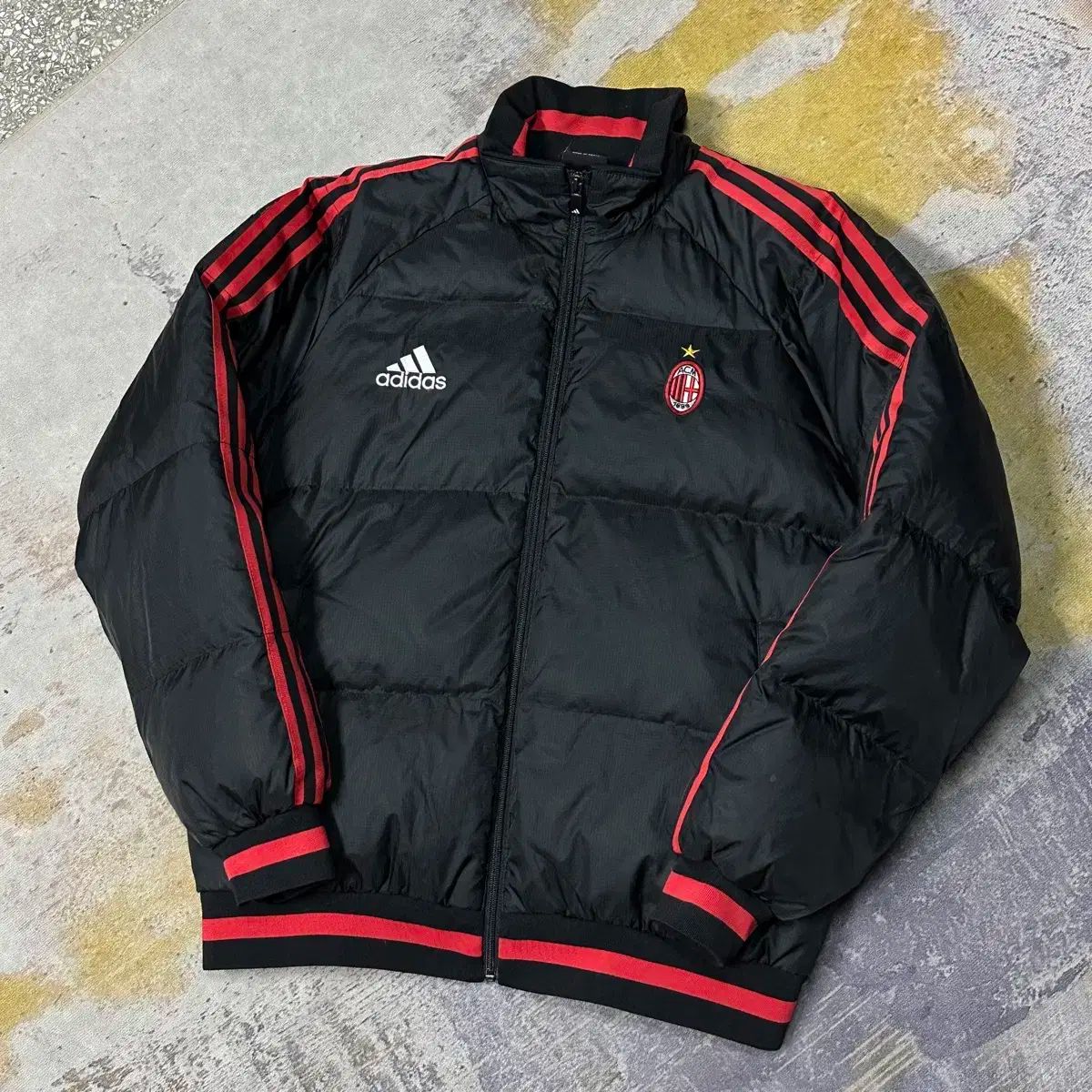 ACミラン ナイロンジャケット adidas アディダス Lサイズ ブラック 黒 adidasアディダスACミランナイロンジャケット刺繍ロゴ赤黒