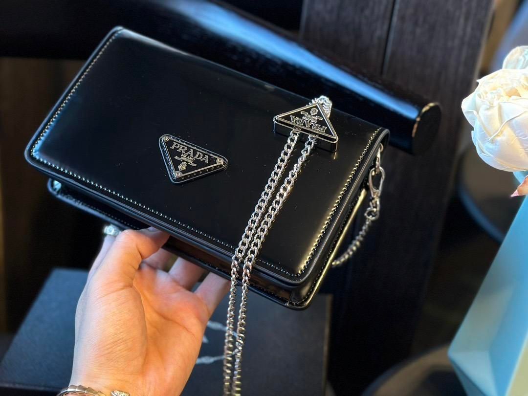 【美品】PRADA　プラダ　ブラック　ショルダーバッグ　ロゴプレート 楽天市場】美品 PRADA プラダ テスート 三角ロゴプレート