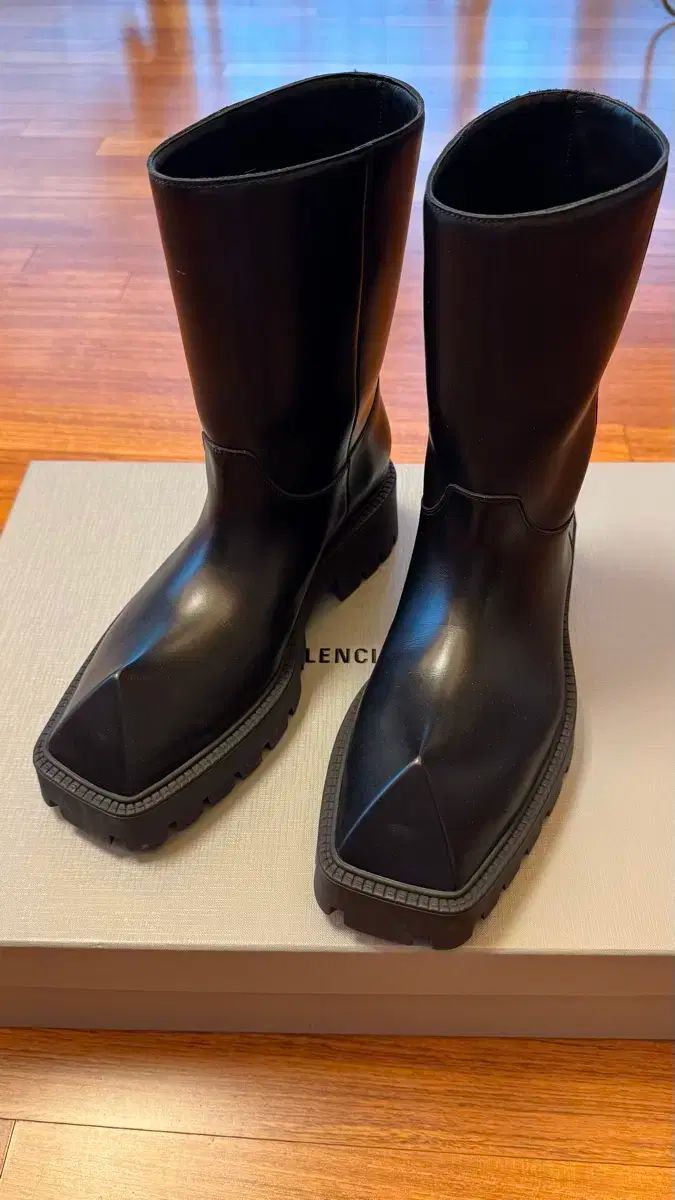 BALENCIAGA