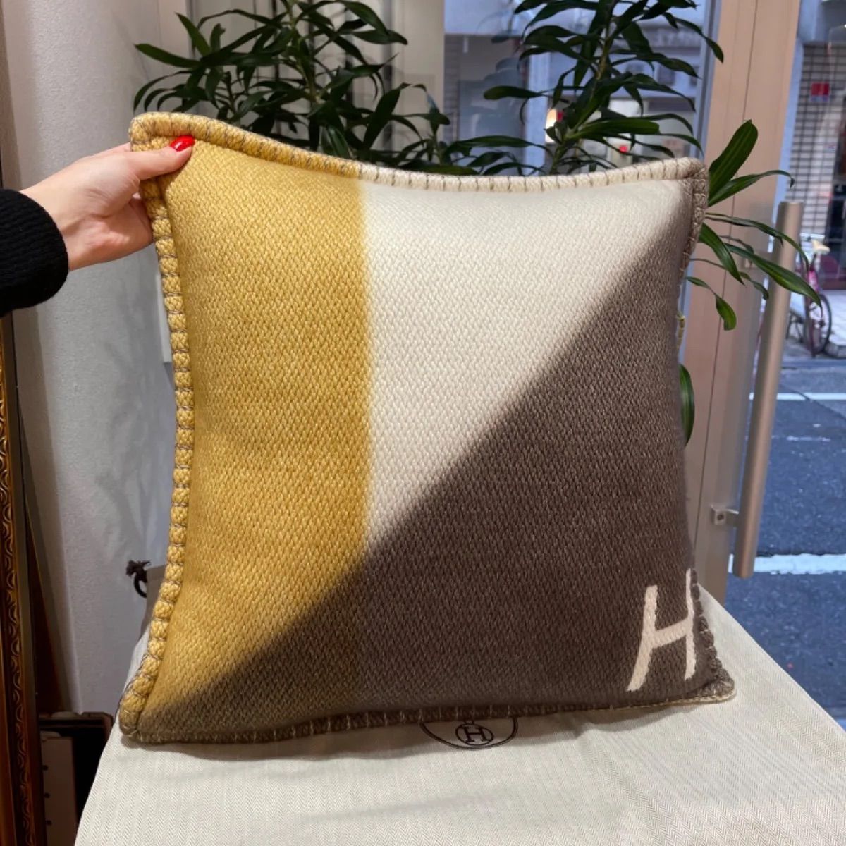 新品　エルメスHERMES Hディアゴナル　カシミヤクッション 楽天市場】【未使用】HERMES エルメス クッション Hディアゴナル