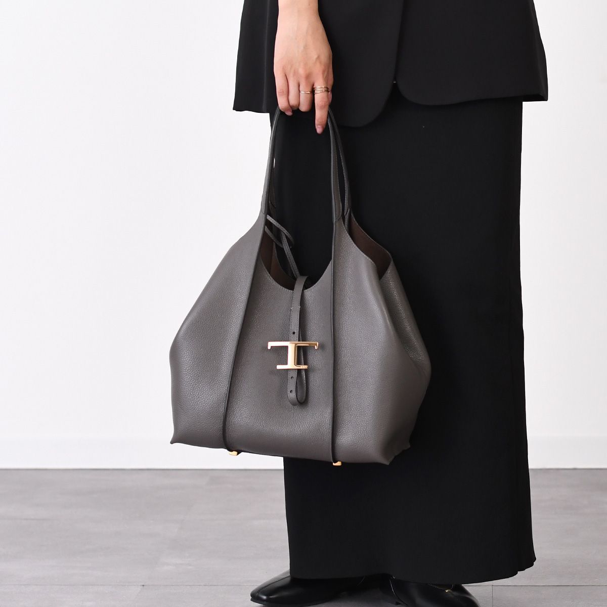tod's スマホ ショルダー 本革 マルチバッグ TOD'S トッズ