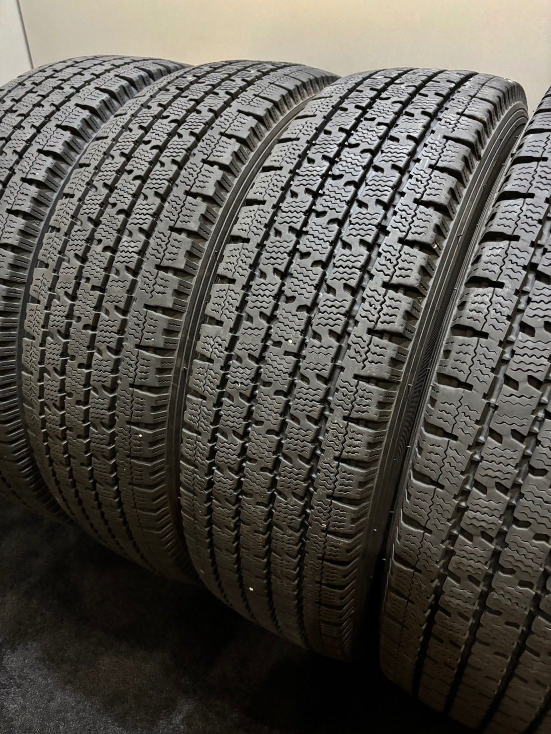 195|80R15 107|105N LT TOYO|DELVEX 935 22年製 スタッドレス 4本 ハイエース キャラバン 南7-J360