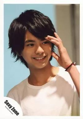 [중고] Raw Photo (Johnny's) 섹시존/사토 카츠/바스트업, 코스튬 화이트, 목걸이, 왼손 및 볼, 오른쪽 눈, 배경 라이트 블루/공식 Raw Photo