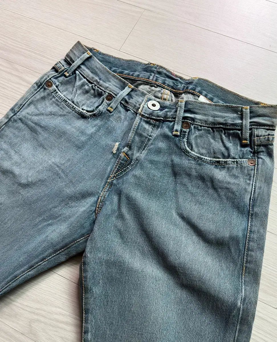 LEVIS RED