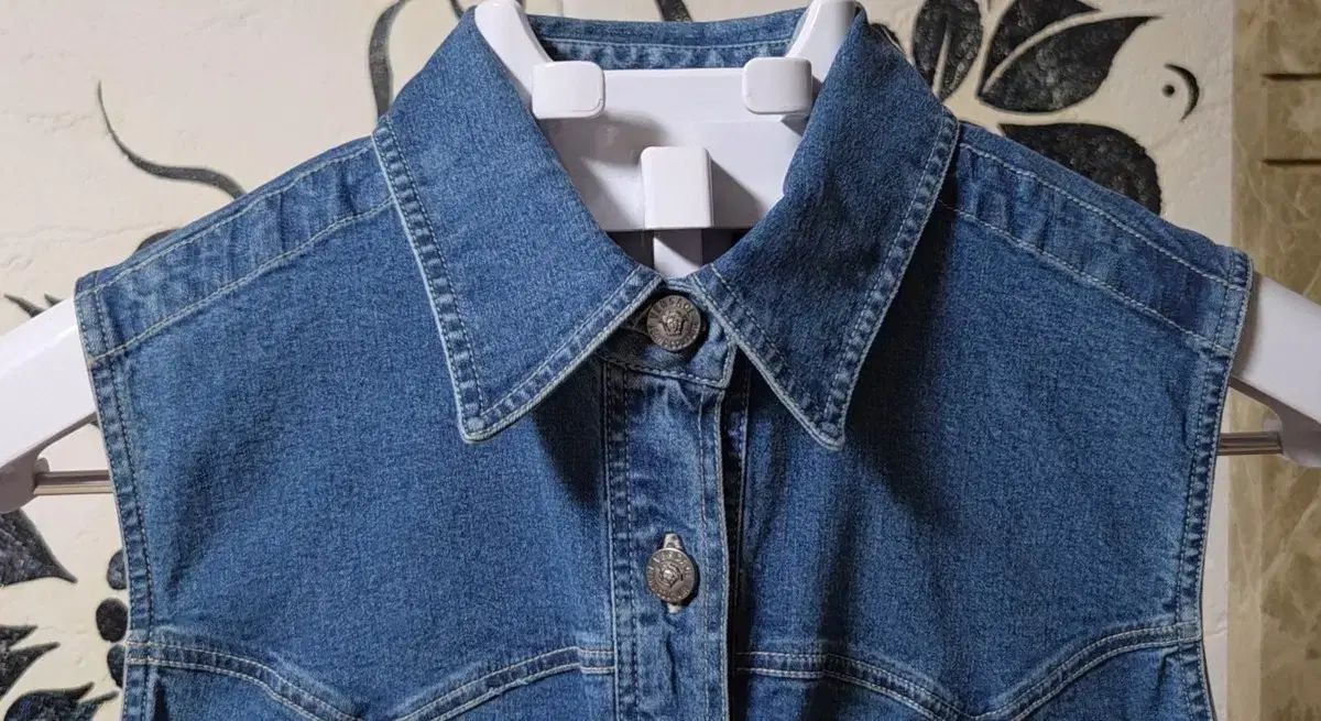 Versace ヴェルサーチェ デニム ベスト 販売しています