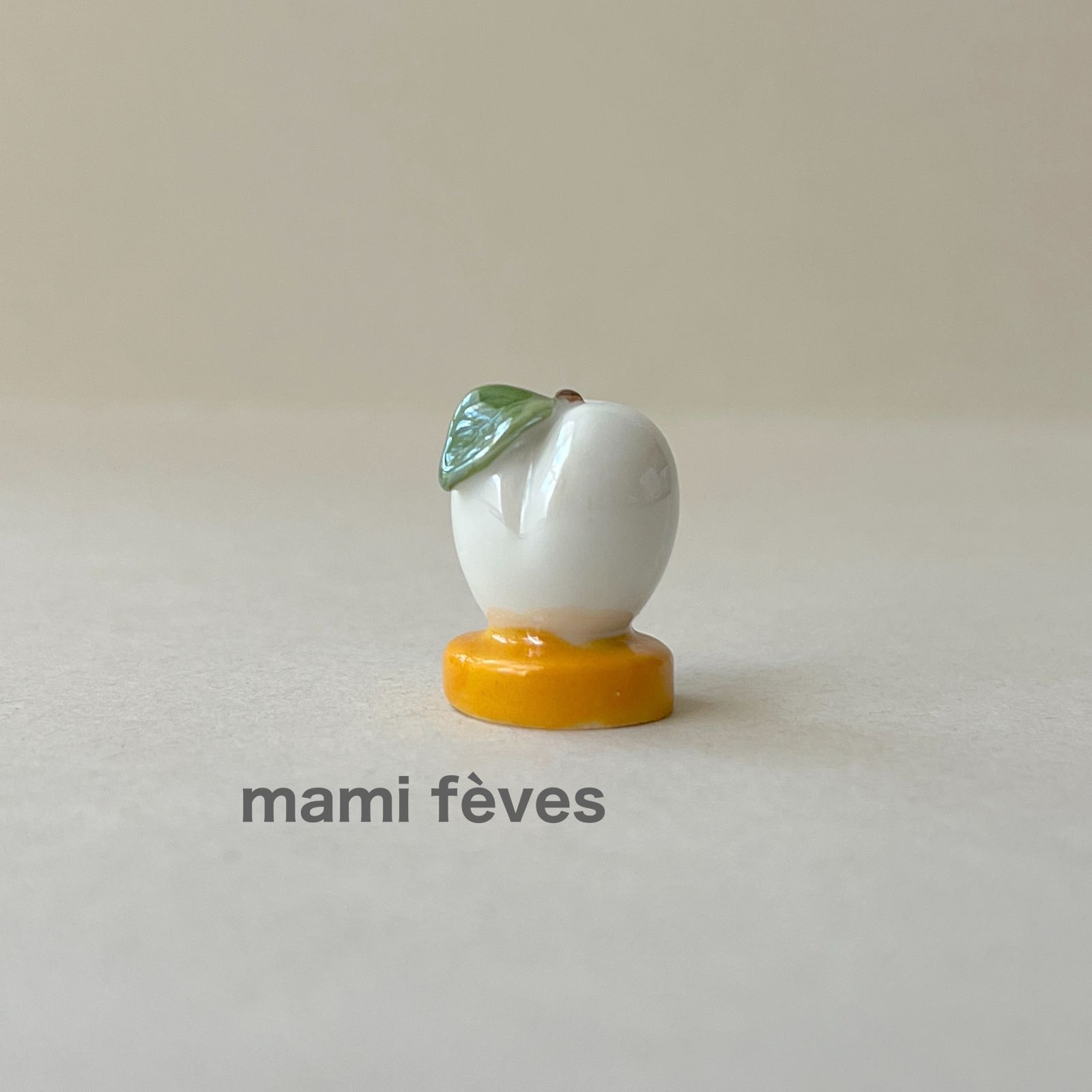 フェーヴ 小さな桃 果物と虹色のきらめき フランス フェーブ
