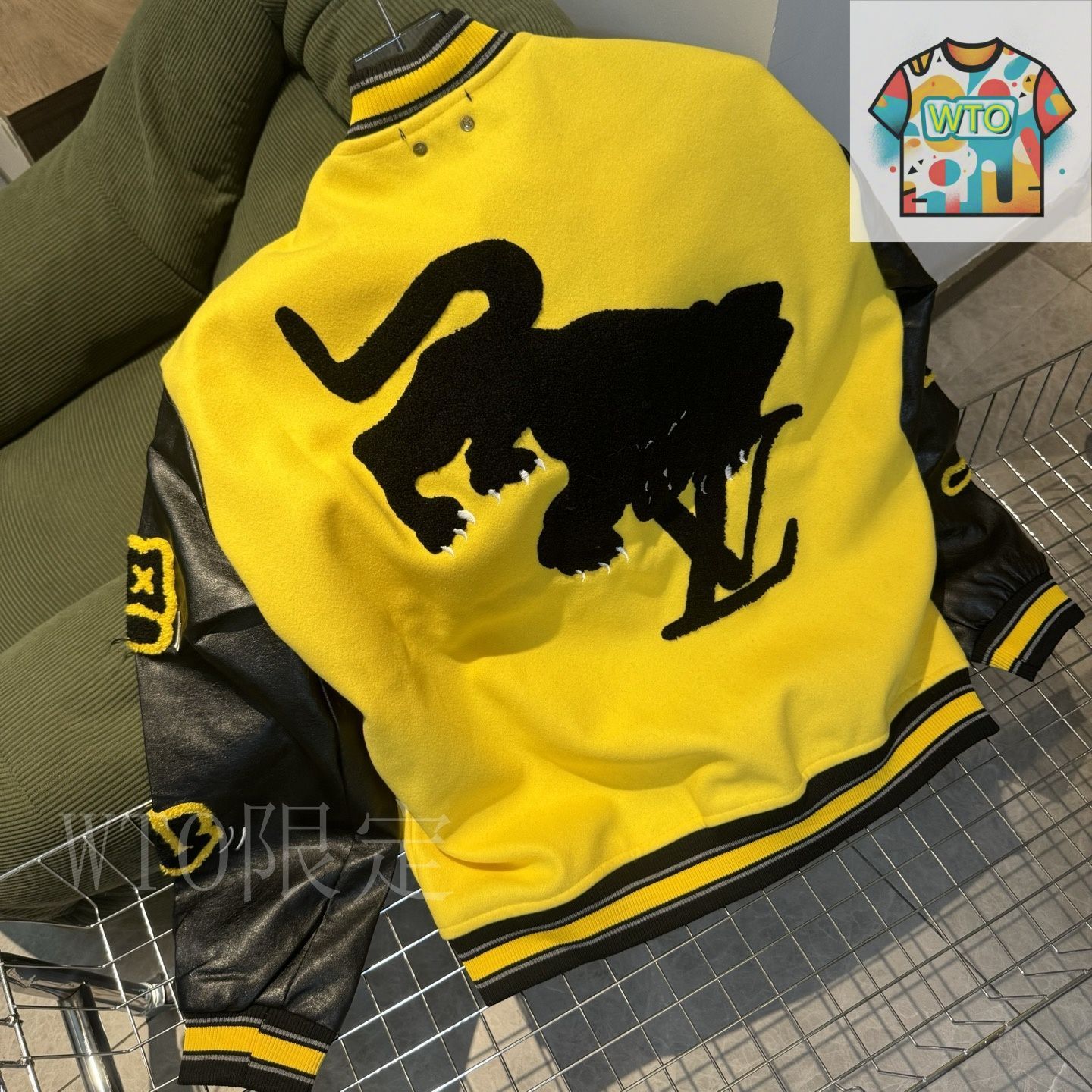 今日特価】Louis Vuitton FW22 イエローパンサー刺繍ベース