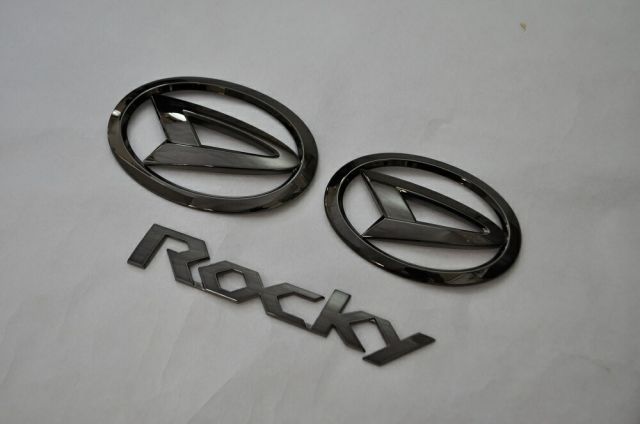 Ａ２００Ｓ/Ａ２１０Ｓ　ＲＯＣＫＹ　ロッキー　ブラックメッキエンブレム３点ＳＥＴ　　INVENTER/grow/メッキ/ブラッククローム/ゴールド/車エンブレム/車パーツ/