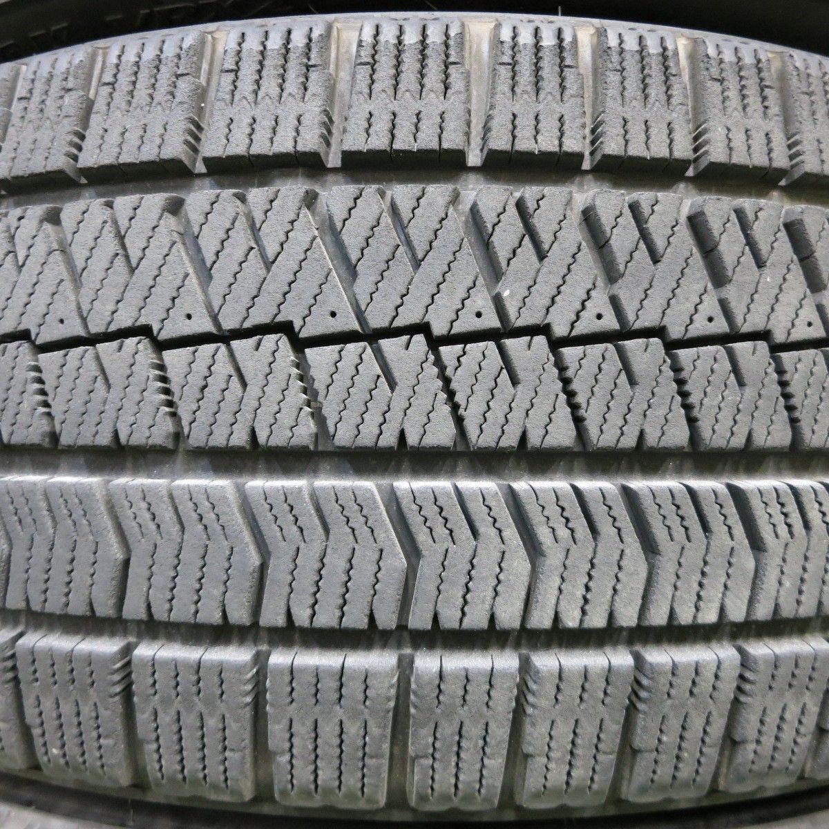 16インチ バリ溝スタッドレス BLIZZAK 205/60R16 8分山 区切ら 美品 