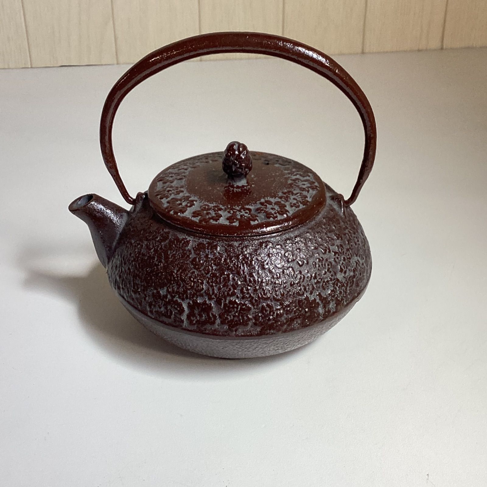 新品、未使用品　南部名工金秀 及春鋳造 算盤形捻　桜文様南部鉄瓶　南部鉄器　鉄瓶 南部鉄瓶 南部鉄器 及春鋳造所 姥口アラレ 1.2L IH対応【別倉庫