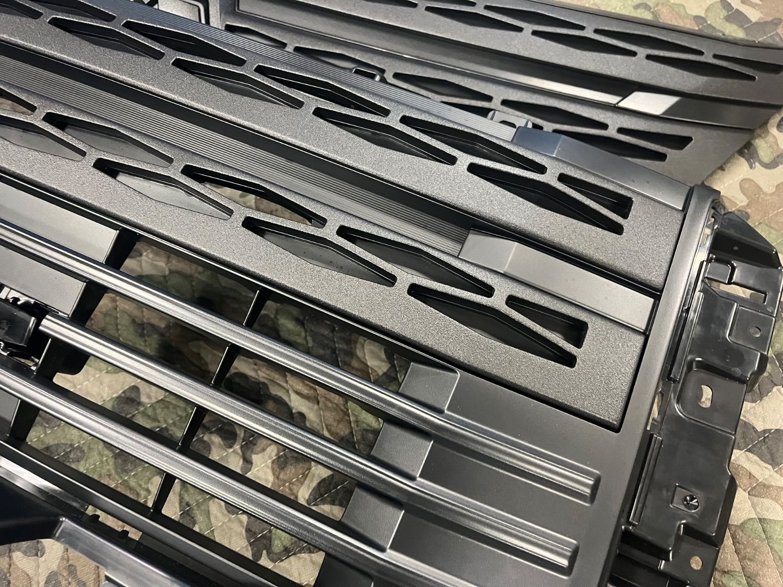 新型デリカD5 後期 フロントグリル フォグベゼル チッピング塗装 ラプター塗装 FFCRYSTALESIA_COM