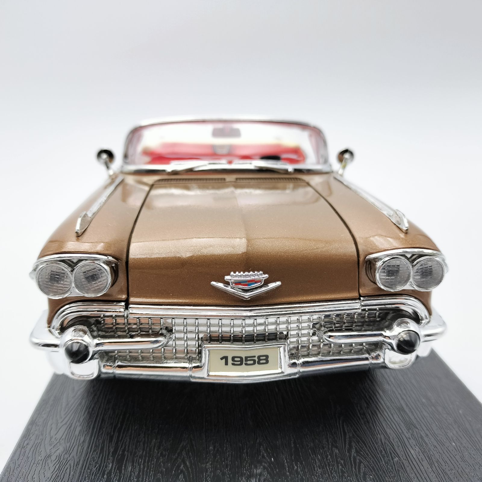 Road Legends】1958 キャデラック エルドラド ビアリッツ 1/18