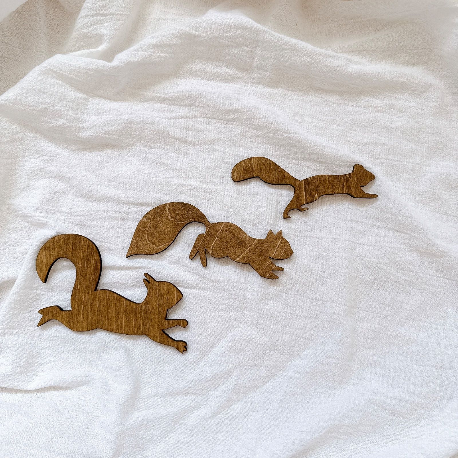 リス ウォールデコ 3匹セットシナベニア ウォールナット 粘着タック