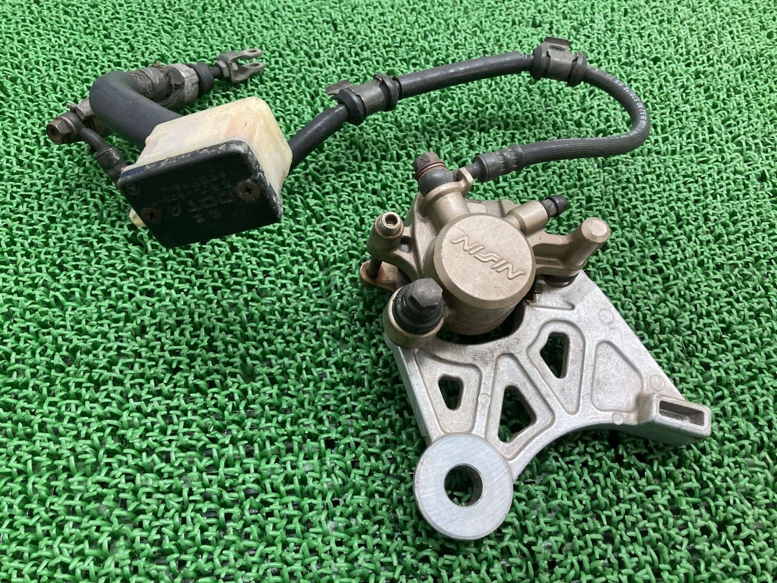 VT250スパーダ リアブレーキキャリパー ホンダ 純正 MC20 SPADA リアブレーキマスター キャリパーサポート 割れ欠け無し He