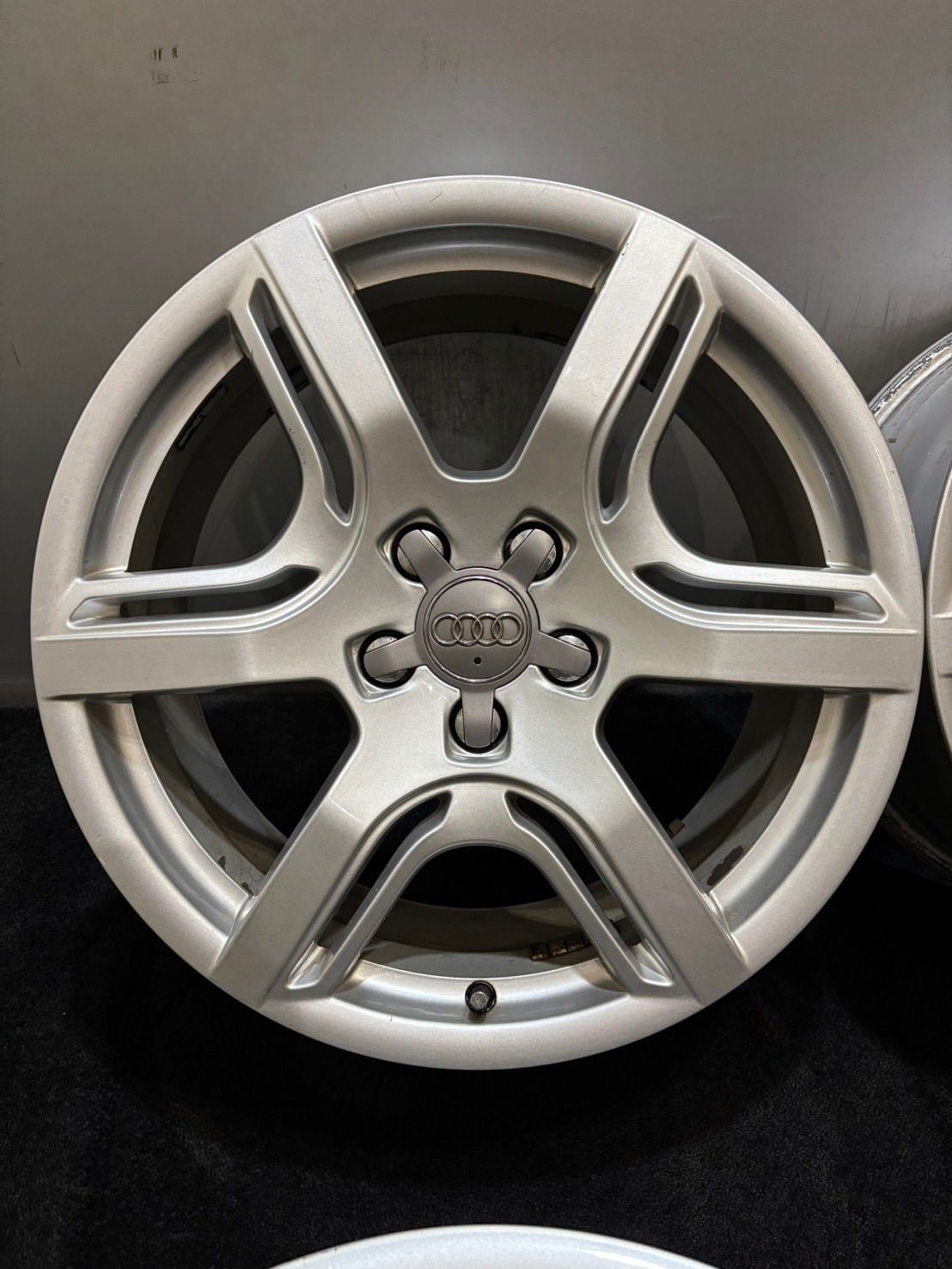 アウディQ5 スタッドレス 18インチ 4本 iceGUARD 新品 輸入車用 アウディQ5（FY 8R） スタッドレスタイヤ