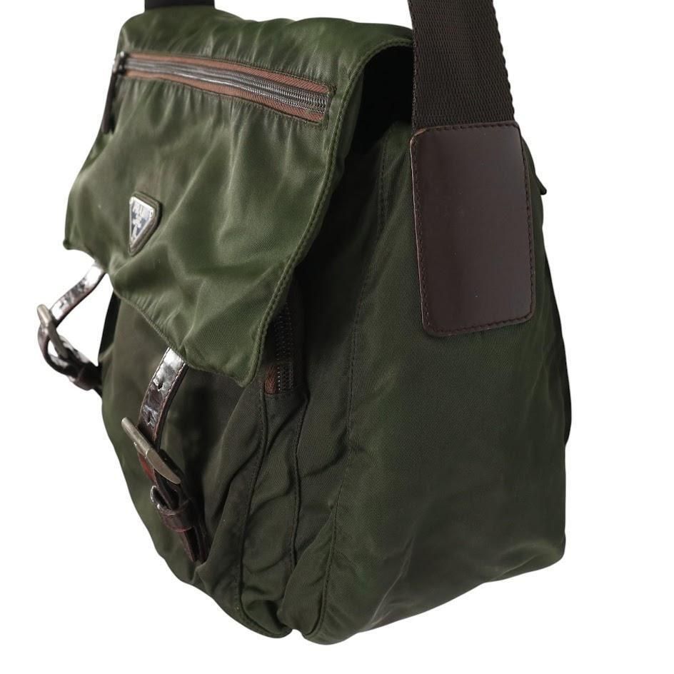 色 プラダ PRADA メッセンジャーバッグ クロスボディー 斜め掛け 肩掛け 三角ロゴ フラップ カーキ 通勤通学 旅行 ユニセックス DECORATOM_COM_BR