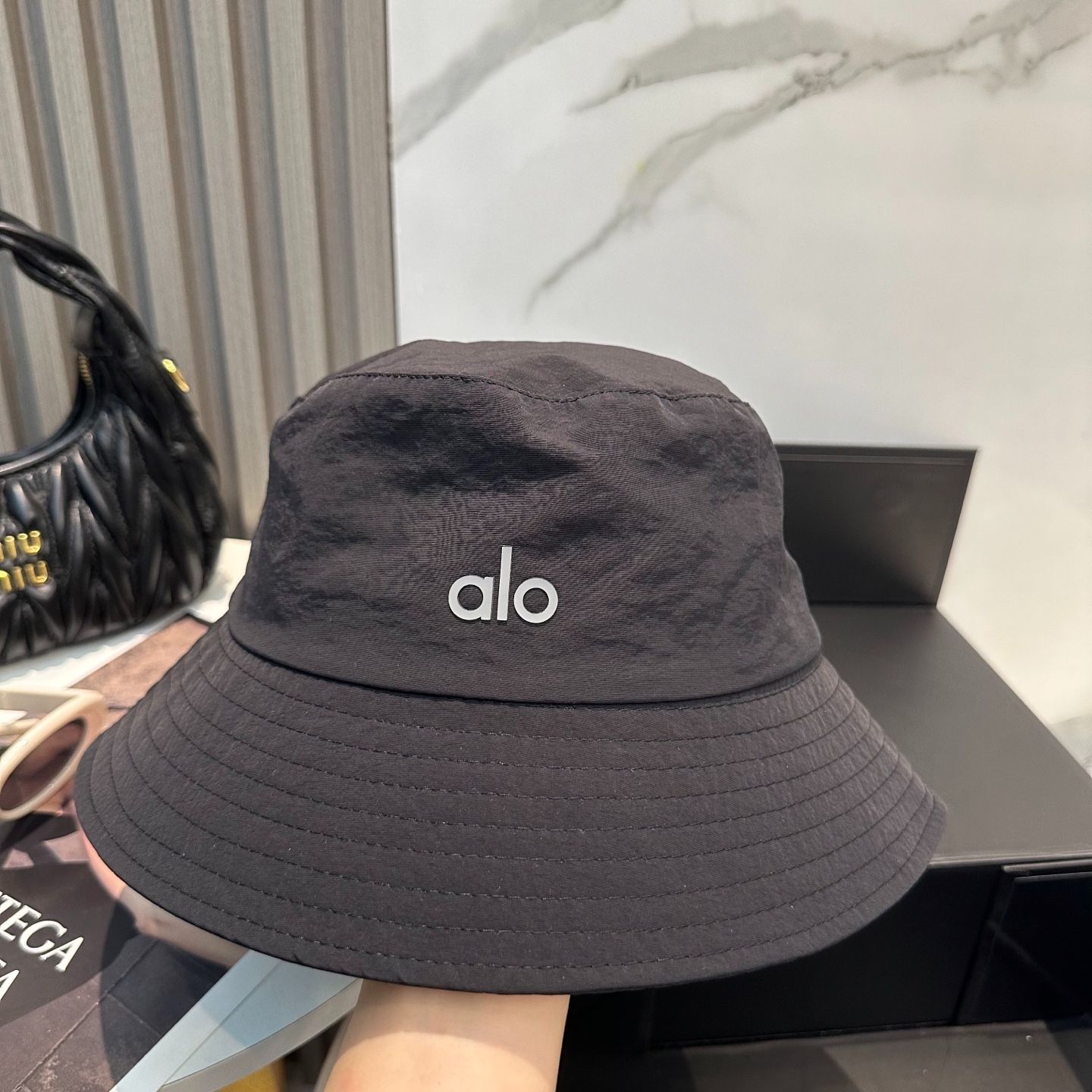 ALO Yoga ◆ ロゴ バケットハット Weekender Bucket Hat - Fresh Linen | ALO