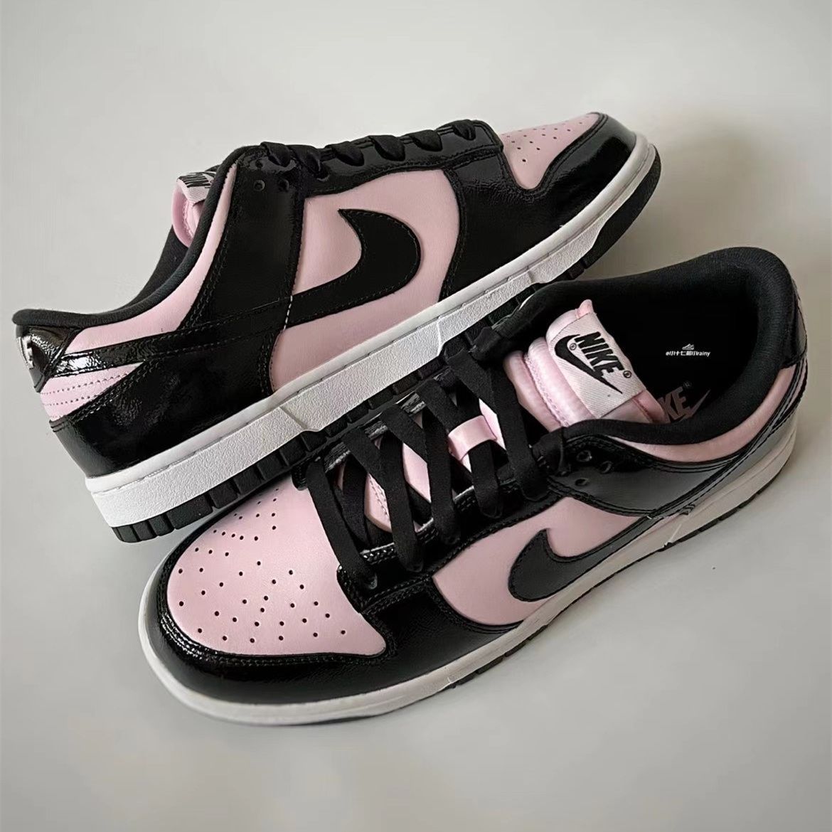 NIKE WMNS DUNK LOW ESSENTIAL BLACK PATENT LEATHER ナイキ ウィメンズ ダンク ロー エッセンシャル  ブラック パテント レザー DJ9955-600 - メルカリ