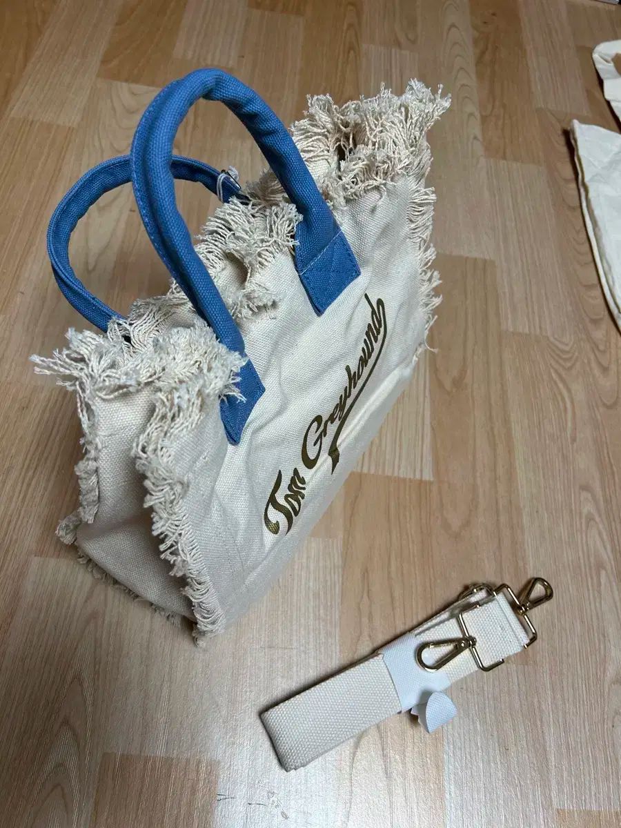 トム