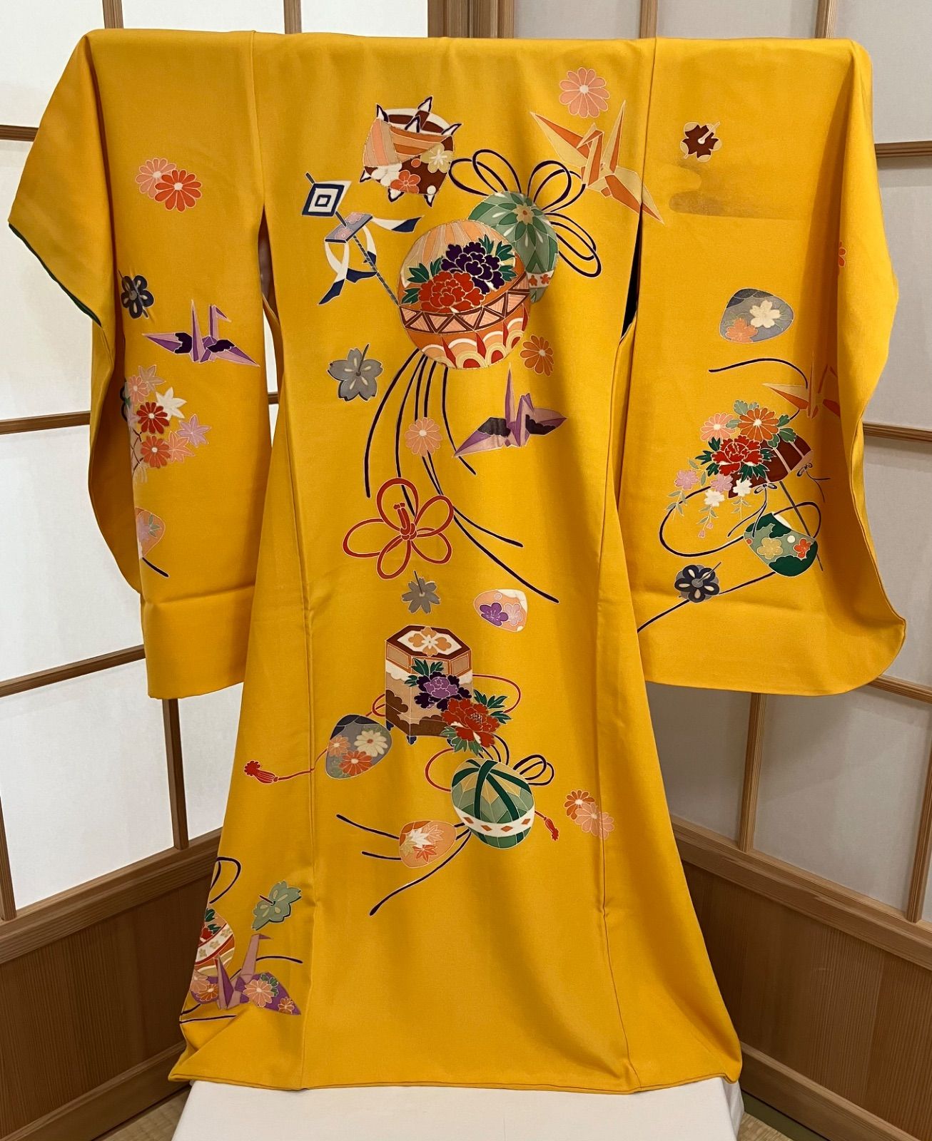 MG1159YE «花ラブリ» リユース リサイクル 一つ身着物 宮参り着 紐付き 七五三 0～３歳 女の子 女児 初着 山吹色 イエロー系 鞠 折り鶴 花 貝桶 糸巻 産着 掛け着 小裁ち 熨斗目 赤ちゃん 和装 和柄 和風