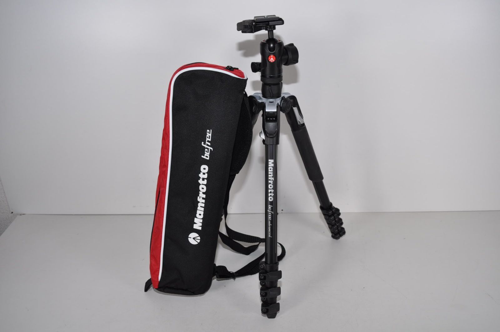 ヴァイテックイメージング Manfrotto 三脚 Befreeアドバンス アルミ 4段 自由雲台 レバーロック式L三脚キット ブラック MKBFRLA4BK-BH