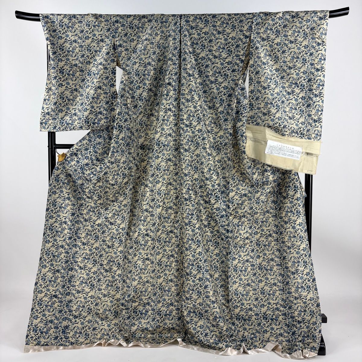 美品 塩沢紬 花模様 ナチュラル 薄ベージュ グレー 単衣 小紋 正絹 着物 A 単衣 塩沢紬 エ霞模様 ベージュ 小紋 着物 - メルカリ