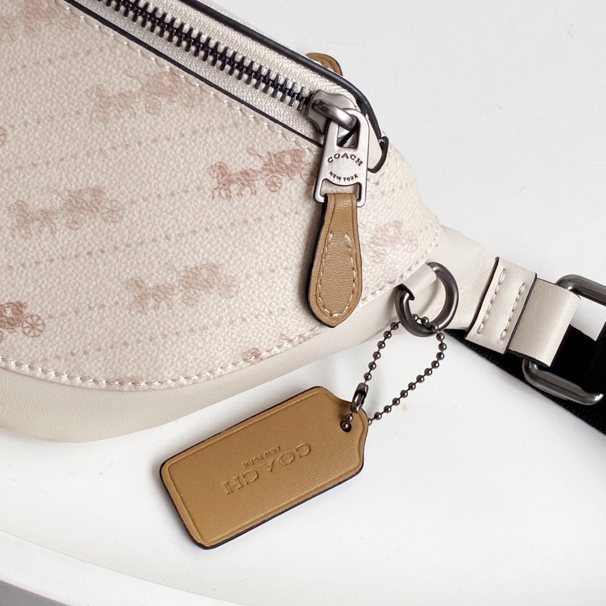 COACH ホワイトレザー ボディバッグ　ウエストポーチ COACH ボディバッグ ホワイト レザー ナイロン