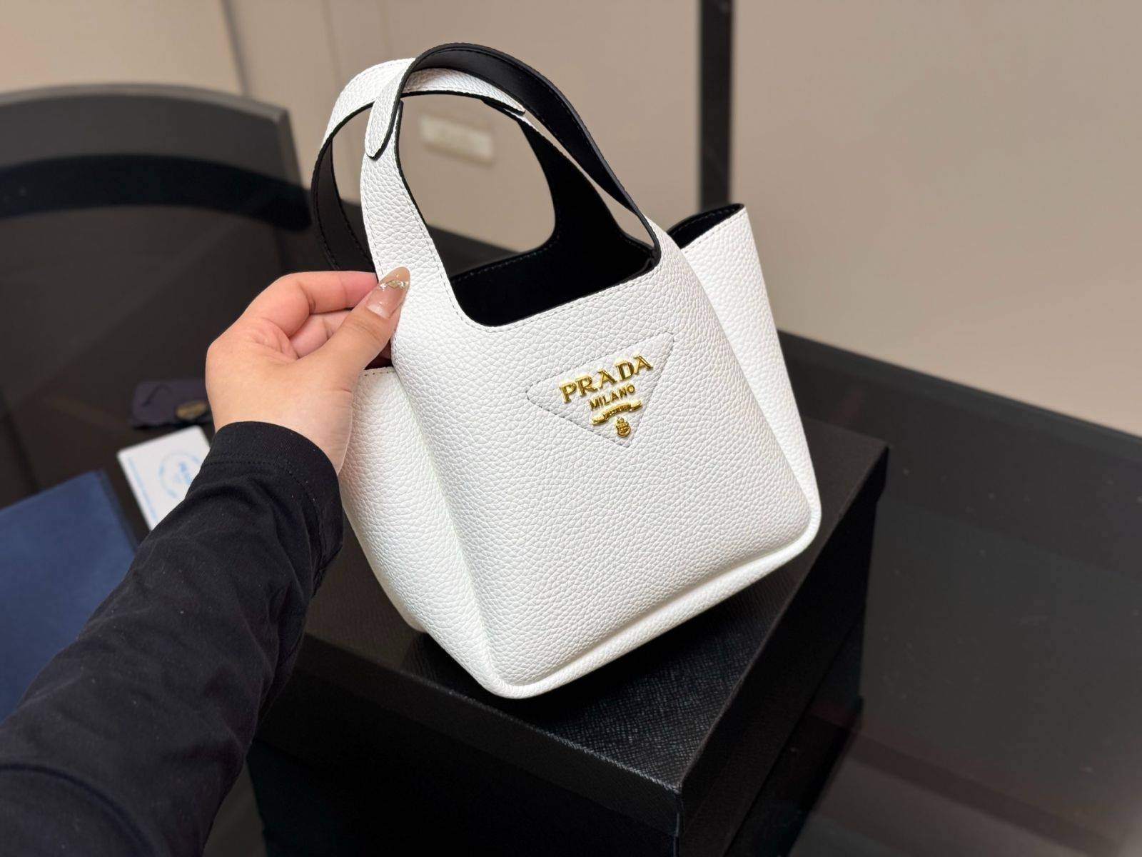 今日特価】Prada 菜籃子 レザー トートバッグ！国内送料無料