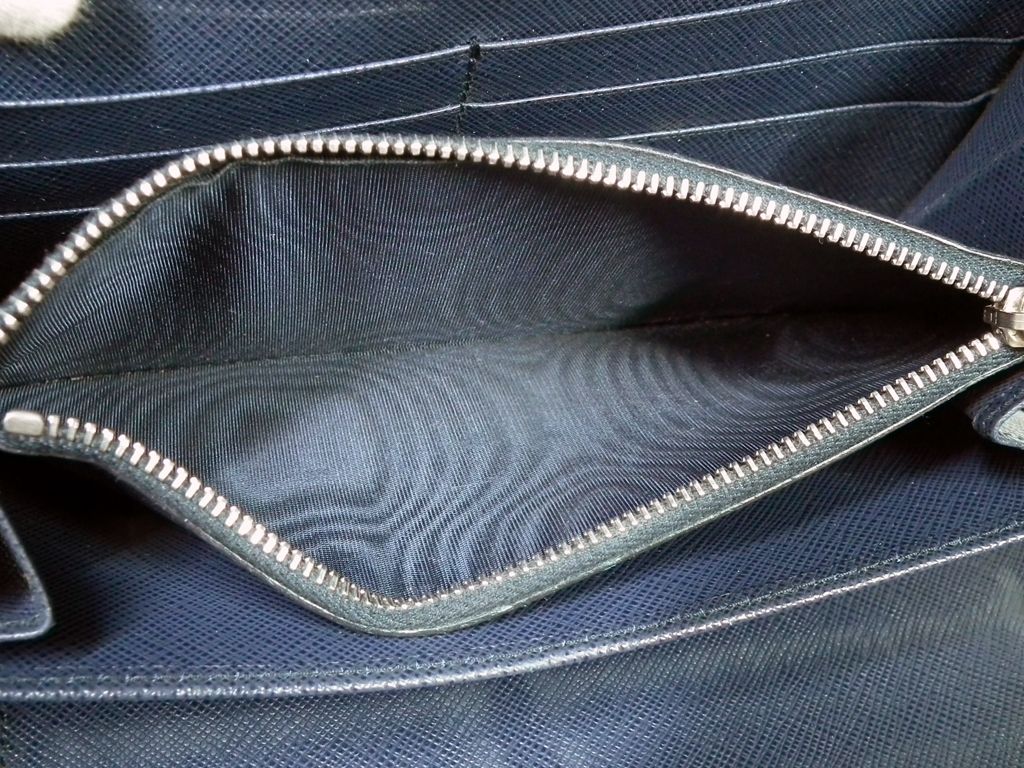 プラダ 長財布 ラウンドファスナー レーシングカー サフィアーノ 型  